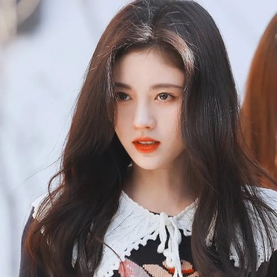 葡萄架下的女神